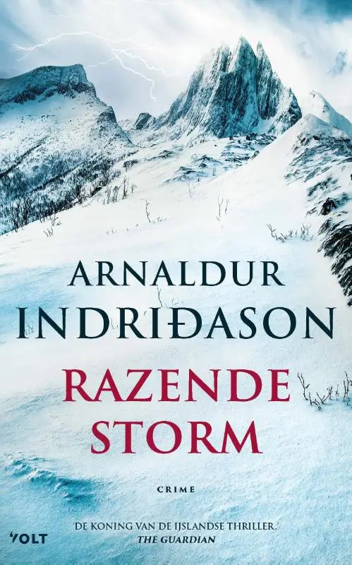 De razende storm boekcover toont besneeuwde, scherpe bergtoppen onder een stormachtige lucht met bliksemschichten