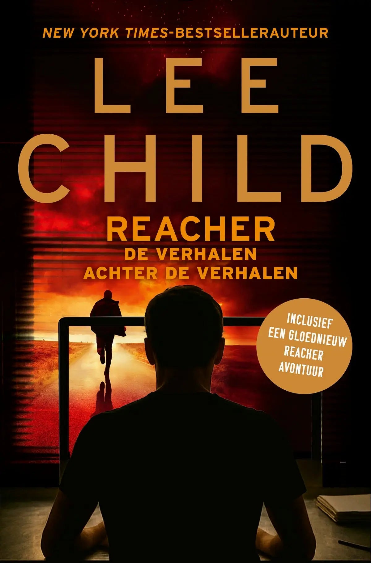 De boekcover van Reacher De verhalen achter de verhalen toont gouden letters en een man rennend tegen een roodoranje zonsondergang