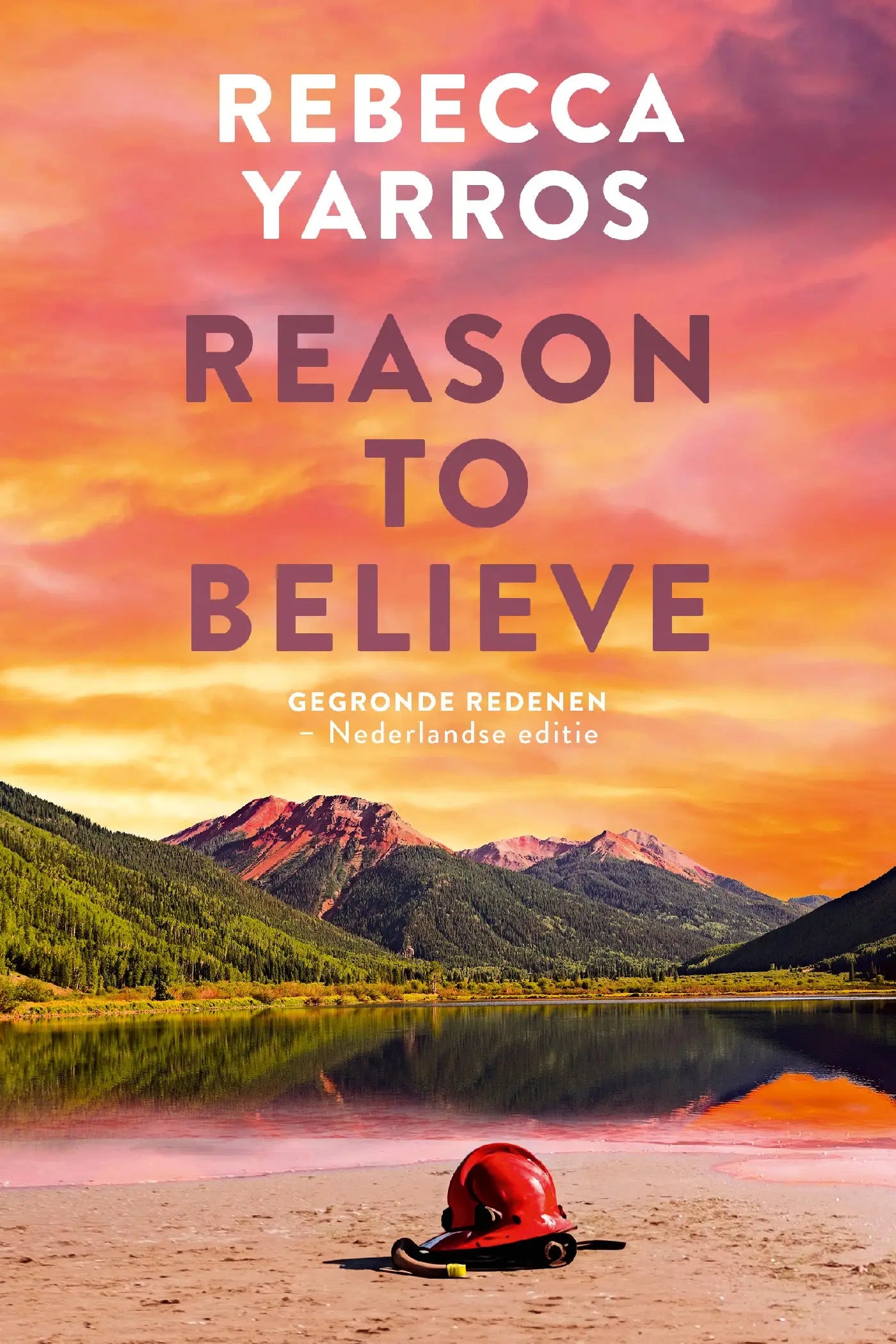 Een rode brandweerhelm ligt op het zand bij de titel reason to believe van rebecca yarros