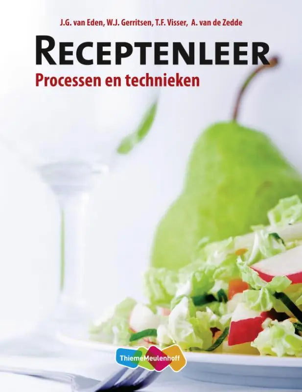 Een levendige groene peer met gladde glanzende schil naast een verse salade op een witte plaat educatieve uitgaven algemeen