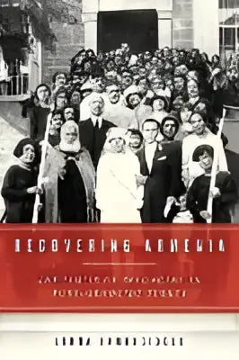 Zwart-wit foto van een groep in formele kleding bij het boek recovering armenia de grenzen van verbondenheid in turkije na genocide