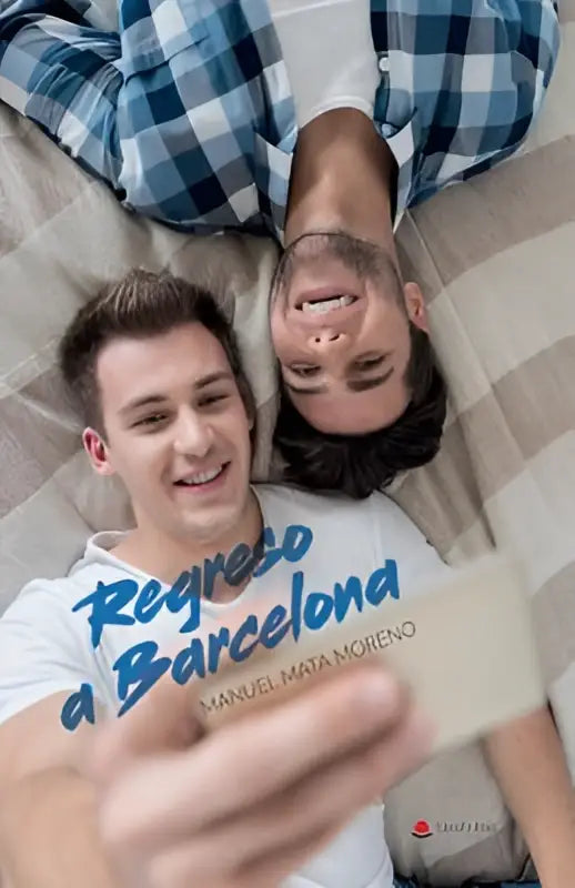 De witte katoenen t-shirt met blauwe tekst regreso a barcelona wordt gedragen door een lachende man die ligt