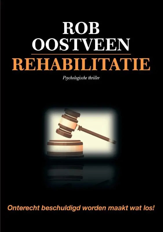 Een houten gavel met donkerbruine handgreep en lichte kop op standaard bij rehabilitatie onterecht beschuldigd