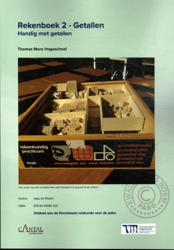 Houten educatieve telblokset in verdeelde houten tray met lichtgekleurde blokken voor numeriek leren rekenboek 2 getallen