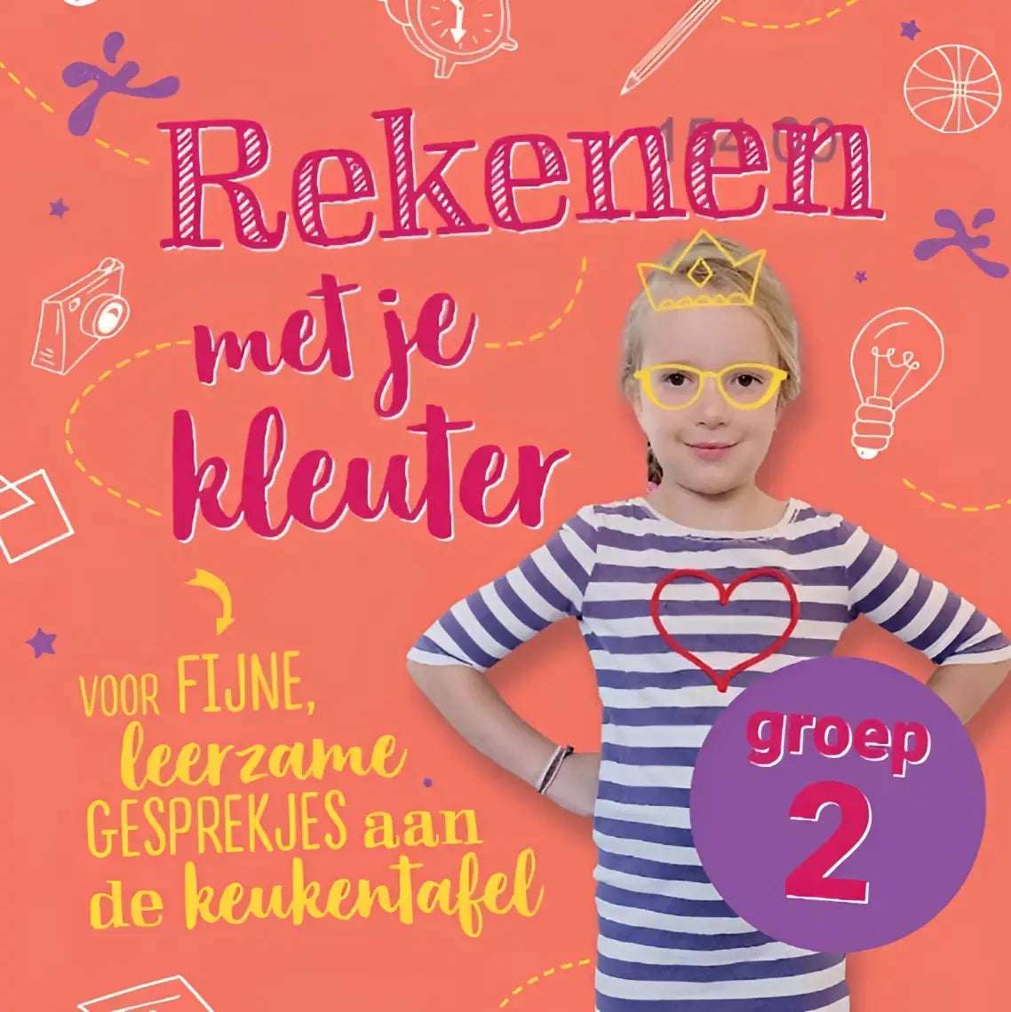 Een jong meisje met gele bril en blauw wit gestreept shirt met rood hart voor leerzame gesprekjes