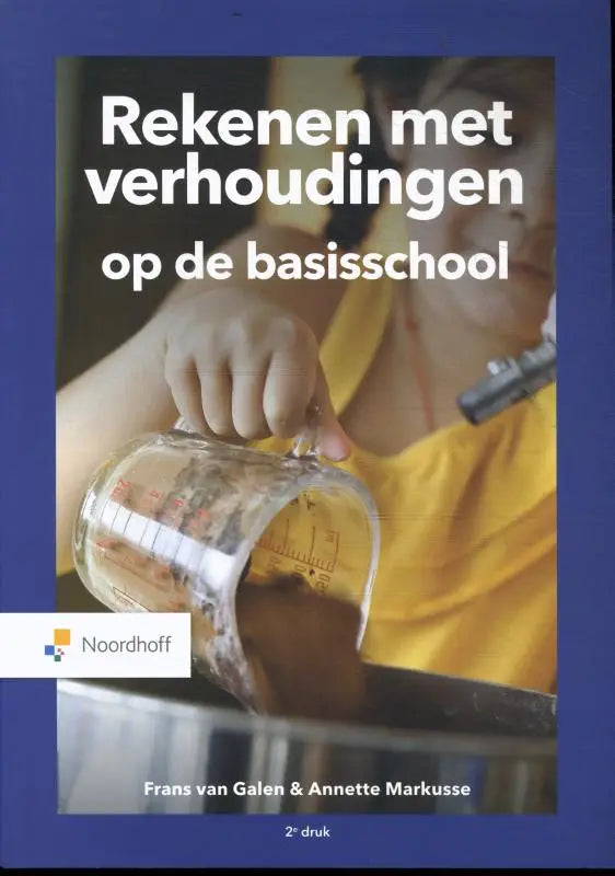 Helder glazen maatbeker met rode markeringen vastgehouden door kinderhand voor rekenen met verhoudingen annette markusse