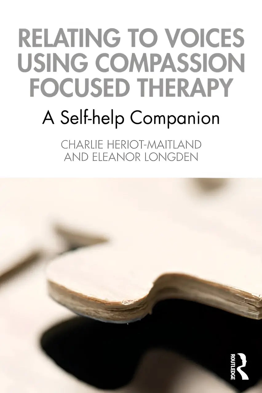 Boekcover van relating to voices using compassion focused therapy een zelfhulpboek van heriot-maitland en longden gepubliceerd door routledge