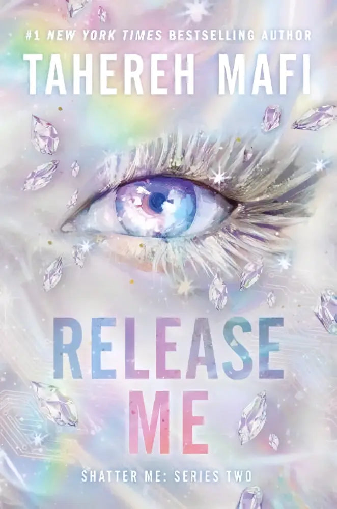 Boekcover van Release Me door Tahereh Mafi met een iriserend oog in blauw en paars en fonkelende diamantfragmenten, Harper Collins Publ