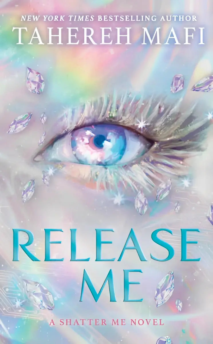 Een schitterend blauw oog met lange wimpers en diamantachtige fragmenten op een pastel achtergrond voor release me tahereh mafi