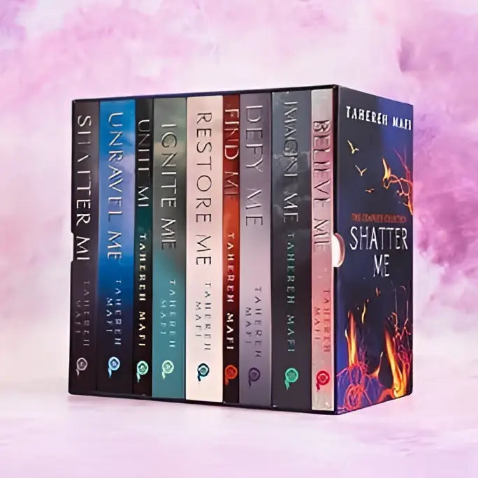 Een boek box set van tien paperback boeken uit de shatter me serie van tahereh mafi met een vurig oranje en zwart omslag