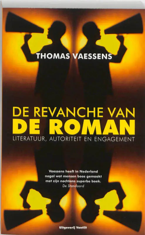 De revanche van de roman boekcover door thomas vaessens met gele tekst en silhouetten met megafoons op oranje en zwart achtergrond