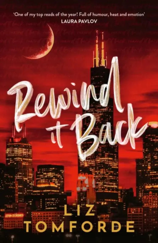 De boekcover van rewind it back door liz tomforde toont een rood-zwarte stadssilhouet uit de windy city series
