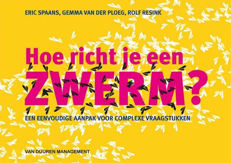 Helderroze tekst op gele achtergrond met zwartwitte vlinders over een eenvoudige aanpak voor complexe vraagstukken