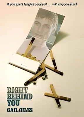 Boek right behind you van gail giles met minimalistisch zwart-wit omslag en twee bewegende figuren