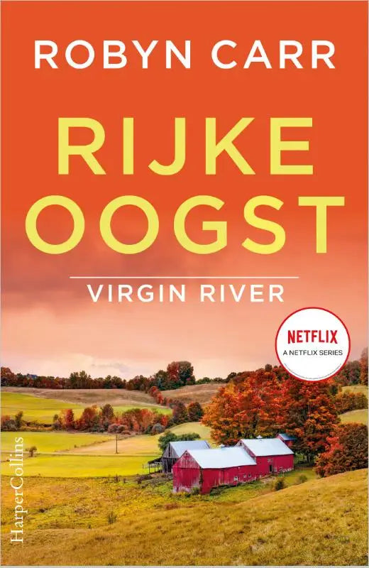 Rijke oogst rood schuurtje met wit dak tussen herfstbomen onder oranje lucht, landelijke sfeer zichtbaar