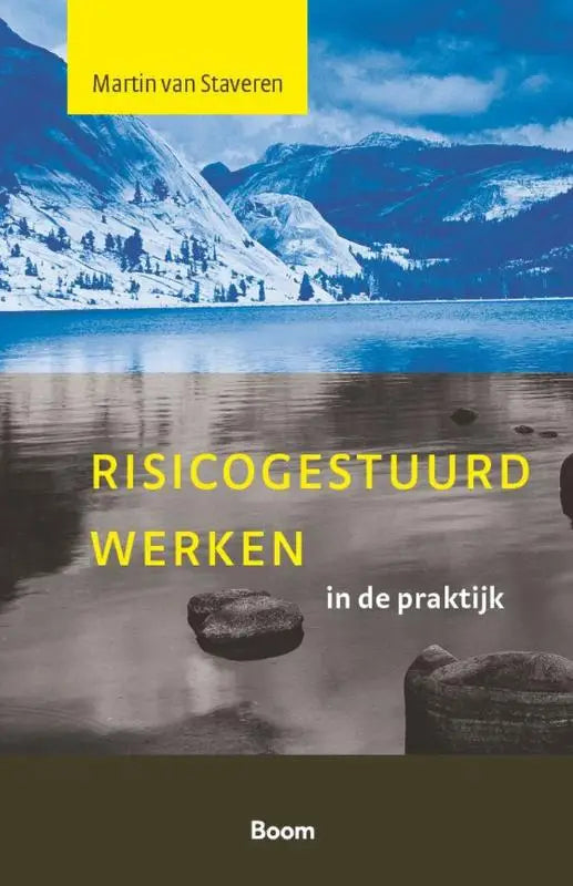Boekcover risicogestuurd werken in de praktijk met serene bergmeer scène en sneeuwbedekte toppen op papier