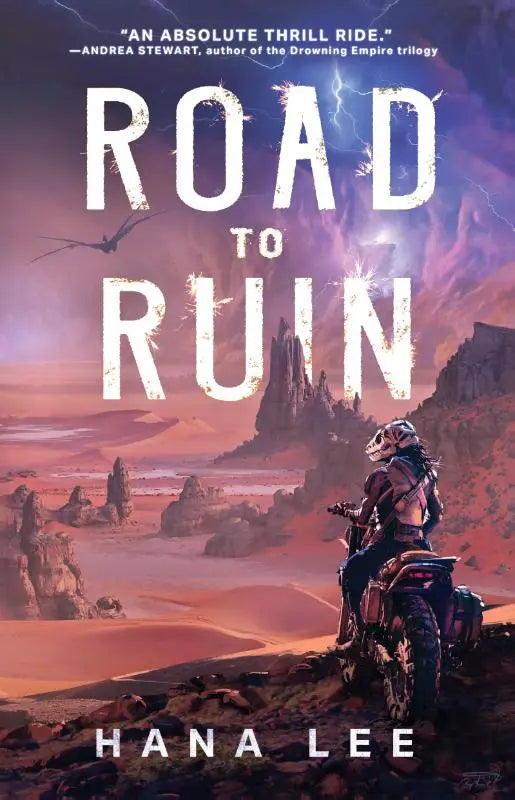 De cover van het boek road to ruin door hana lee toont een magebike courier in donker motorkledij in een woestijnlandschap