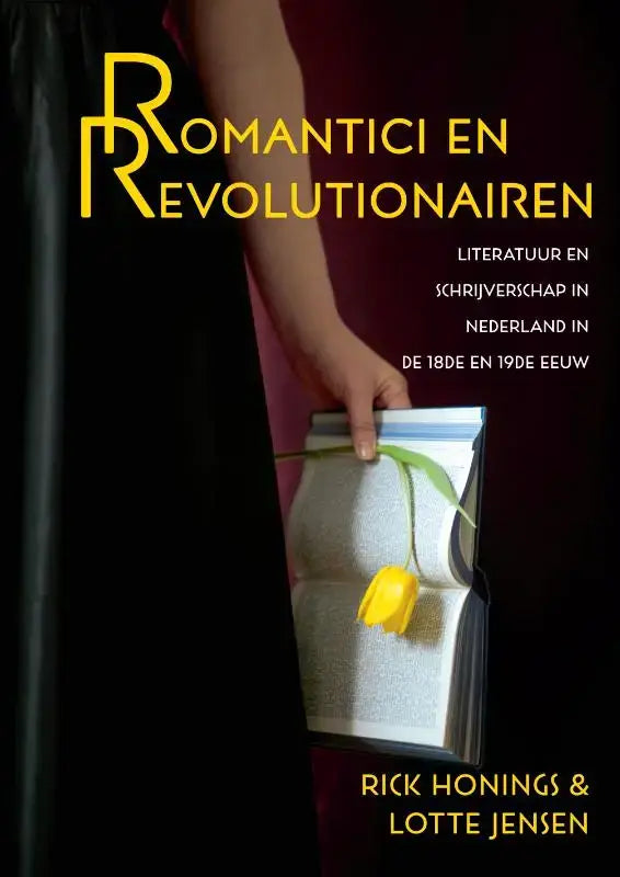 Een hand houdt het openstaande boek romantici en revolutionairen van rick honings en lotte jensen met een gele tulp op de pagina’s negentiende eeuw