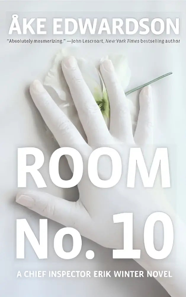 Witte handschoenen houden een delicate witte bloem met groene accenten vast op de minimalistische cover van room no 10
