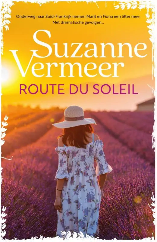 Een vrouw in een witte bloemige off shoulder jurk en brede hoed staat in een lavendelveld bij route du soleil