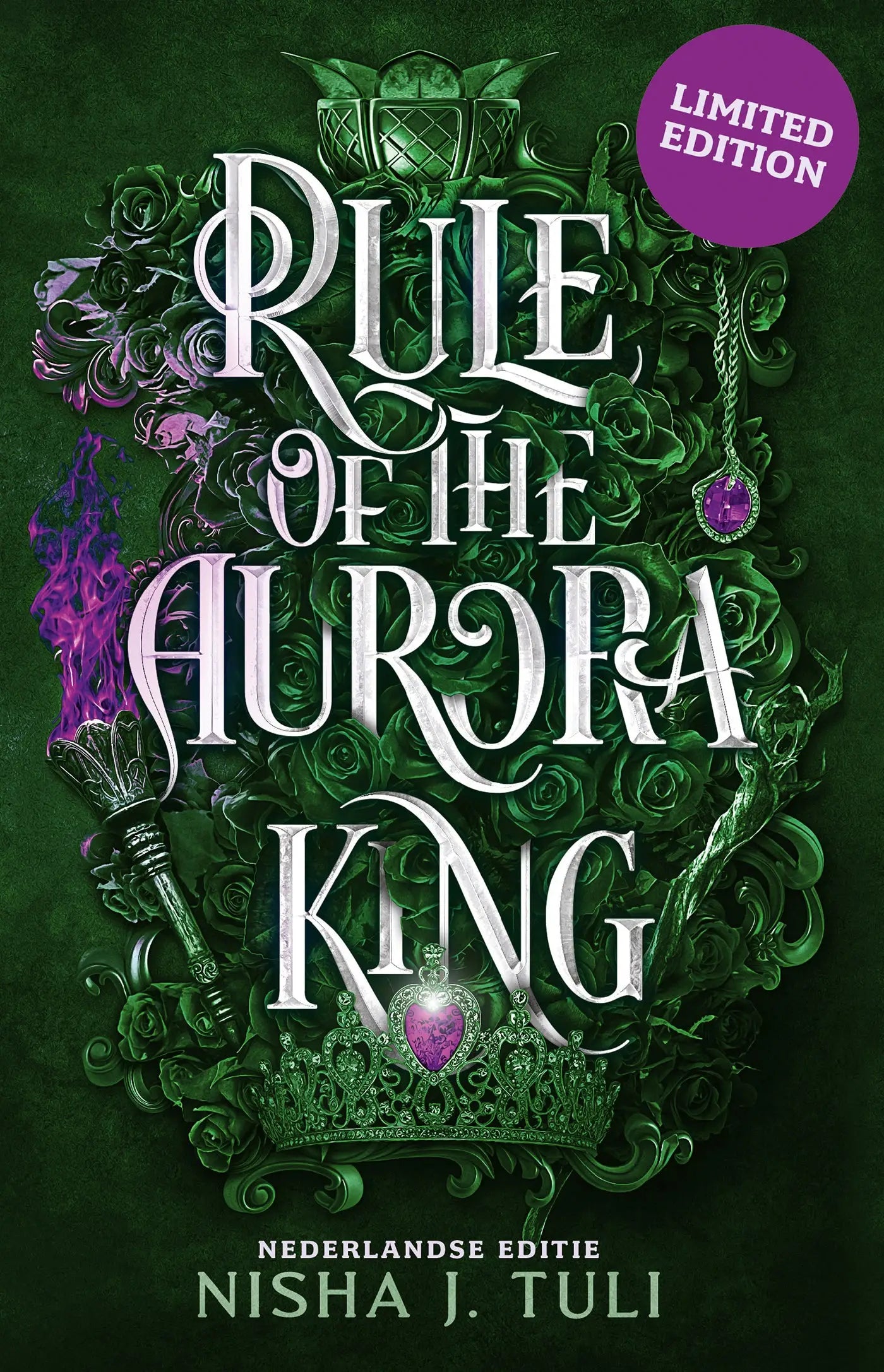 De limited edition boekcover van rule of the aurora king toont zilveren letters en bloemmotieven op donkergroen