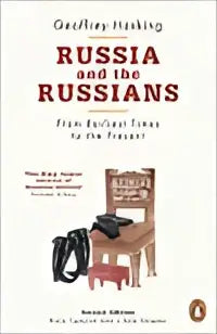 De omslag van het boek Russia and the Russians toont een gedetailleerde houten stoel met zwart textiel en bijpassende laarzen
