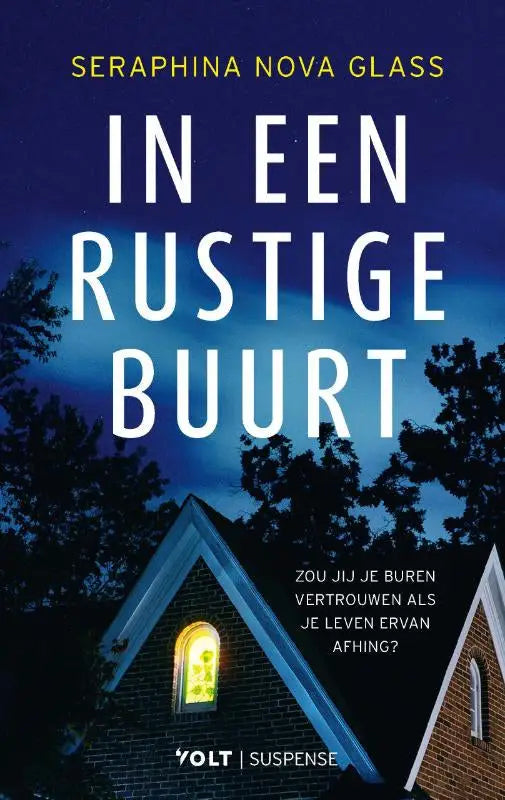 De boekcover van seraphina nova glass toont een donkere nachtelijke rustige buurt met silhouetbomen en een verlicht bakstenen huis