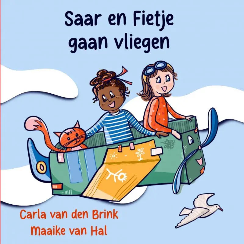 Kinderboekcover met een groen en geel vliegtuig gemaakt van koffers met twee kinderen en een oranje kat in saar en fietje gaan vliegen