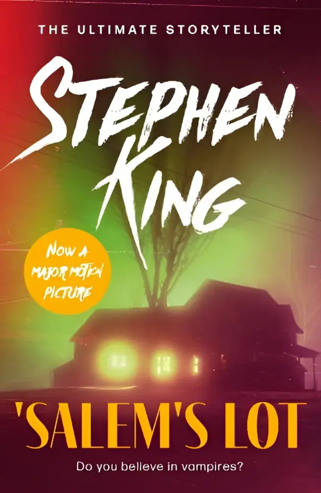 Salem’s lot boekcover met donkere huis en gloeiende ramen tegen enge groene en rode lucht in chilling classic editie