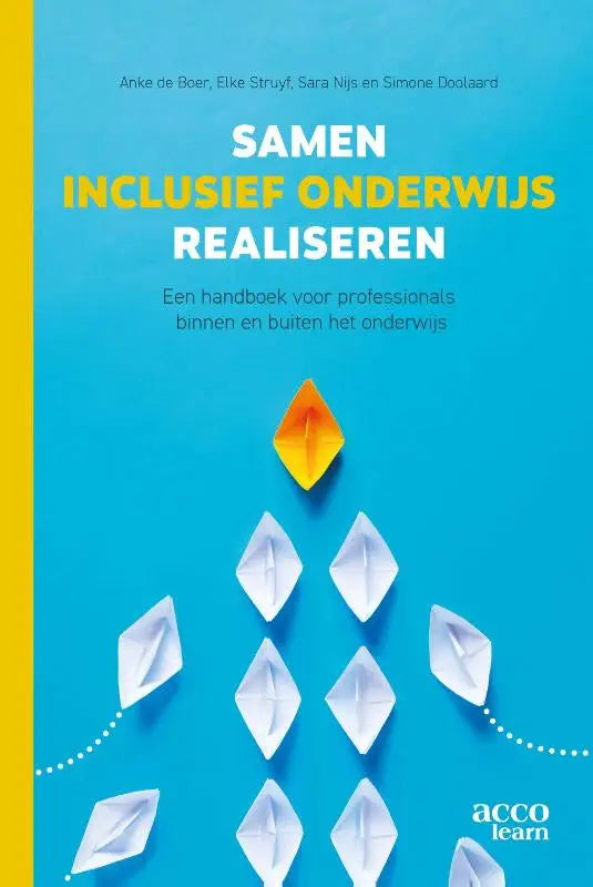 Heldere gele origami papieren boot valt op tegen een blauwe achtergrond tussen witte boten die inclusief onderwijs realiseren symboliseren