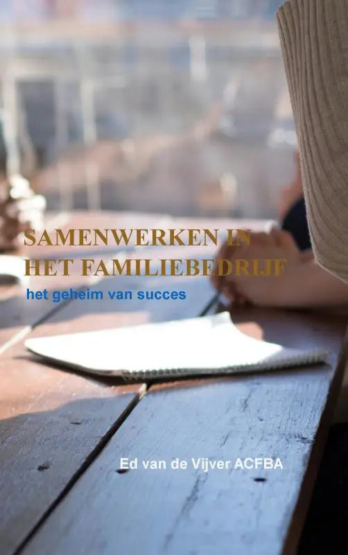 Boekcover van samenwerk in het familiebedrijf met titel in goud en subtitel het geheim van succes in blauw