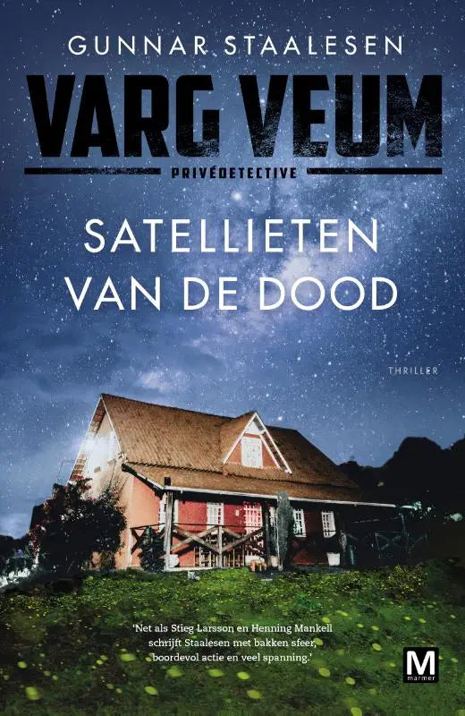 Rood-wit houten huis met bruin dak onder sterrenhemel bij nacht voor satellieten van de dood product