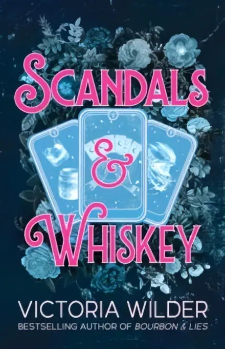 De boekcover van Scandals and Whiskey door Victoria Wilder toont de titel in roze script met drie blauwe speelkaarten op een donker bloemmotief