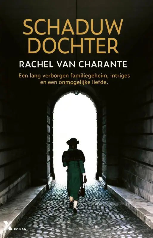 Achterzijde van donker groene jas met zwarte bies en bijpassende hoed schaduwdochter in een stenen tunnel