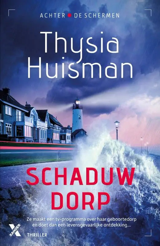 De boekcover van schaduwdorp toont een dramatisch kustlandschap met golven, vuurtoren en huizen onder stormachtige lucht