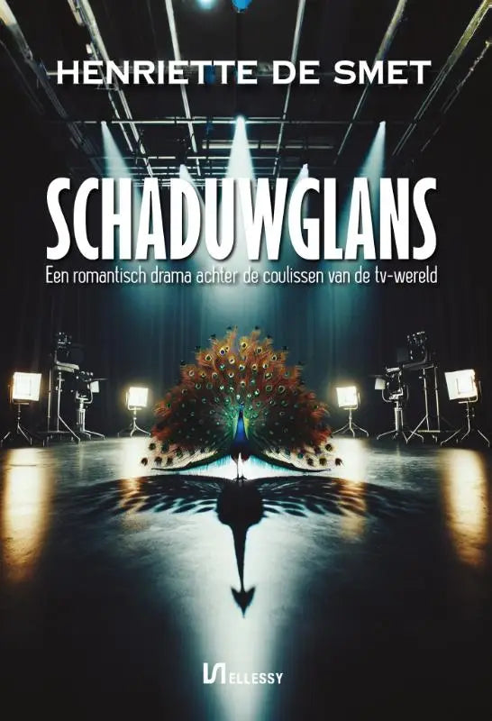 Een levendige pauw met iriserende blauwe groene en gouden veren staat centraal onder dramatische spotlights in schaduwglans