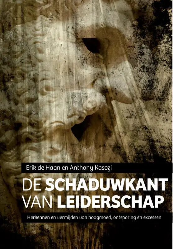 De schaduwkant van leiderschap boek met verweerde monochrome stenen sculptuur en gedetailleerde gravures anthony kasozi management algemeen