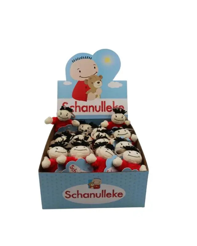 Een collectie van kleine schanulleke sleutelhanger displ pluche poppen met zwart haar en rode outfits ideaal voor jonge lezers