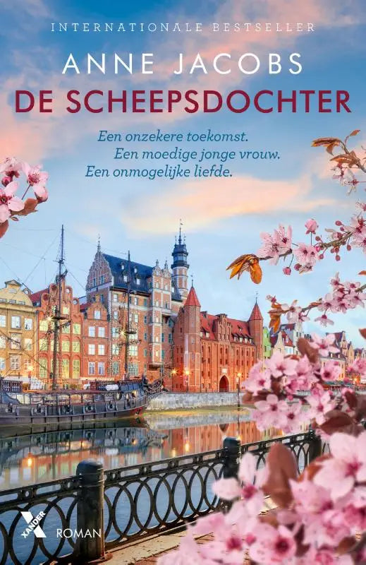 De scheepsdochter boekcover met historische gebouwen langs een kanaal en roze kersenbloesem in het frame