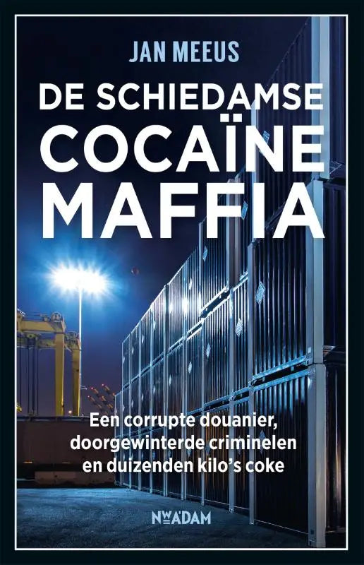 Boekcover van de schiedamse cocaïnemaffia met witte tekst en nachtelijk beeld van containers en corrupte douanier