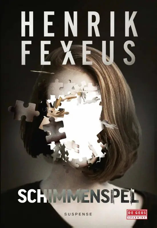 De boekcover van schimmenspel toont een vrouw met bruin haar en haar gezicht bedekt door witte puzzelstukjes tegen een donker achtergrond