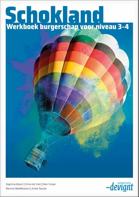 Een levendige schokland luchtballon met regenboogstrepen zweeft tegen een helderblauwe lucht