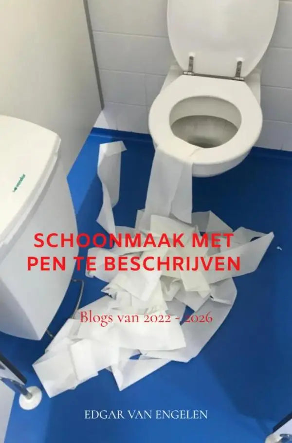 Een witte toilet met open deksel omgeven door een hoop samengebalde papieren handdoeken op een blauwe vloer