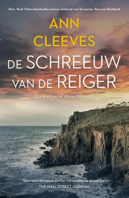 De schreeuw van de reiger boekcover toont een dramatische kustklif bij zonsondergang met witte en gele titeltekst