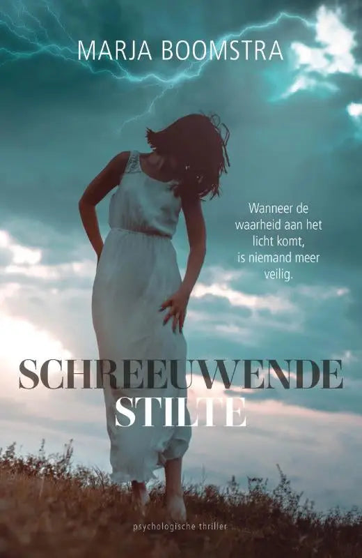 Vrouw in vloeiende witte jurk staat voor dramatische stormachtige lucht met bliksem schreeuwende stilte product