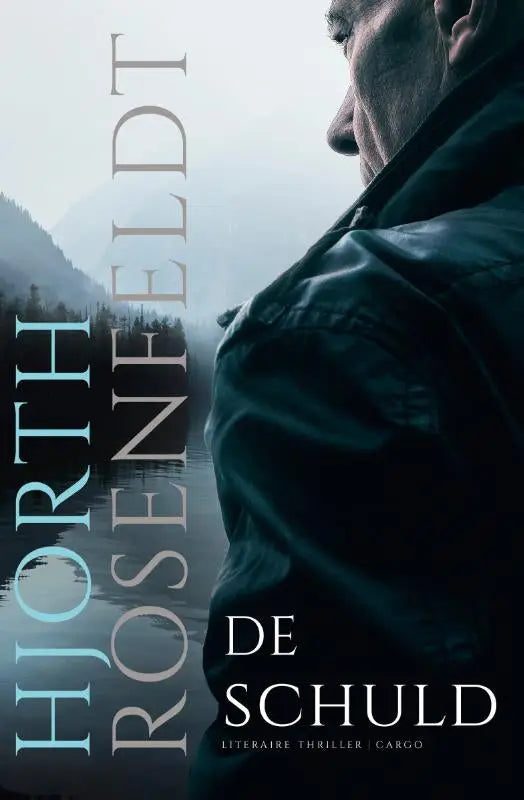 Donkergroene leren jas gedragen door een man in profiel voor een mistig berglandschap bij de literaire thriller de schuld van hjorth rosenfeldt