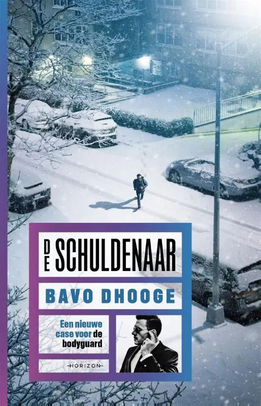 De schuldenaar van bavo dhooge met titel op boekomslag tegen een besneeuwde stedelijke straat met parkkende auto’s en kale bomen