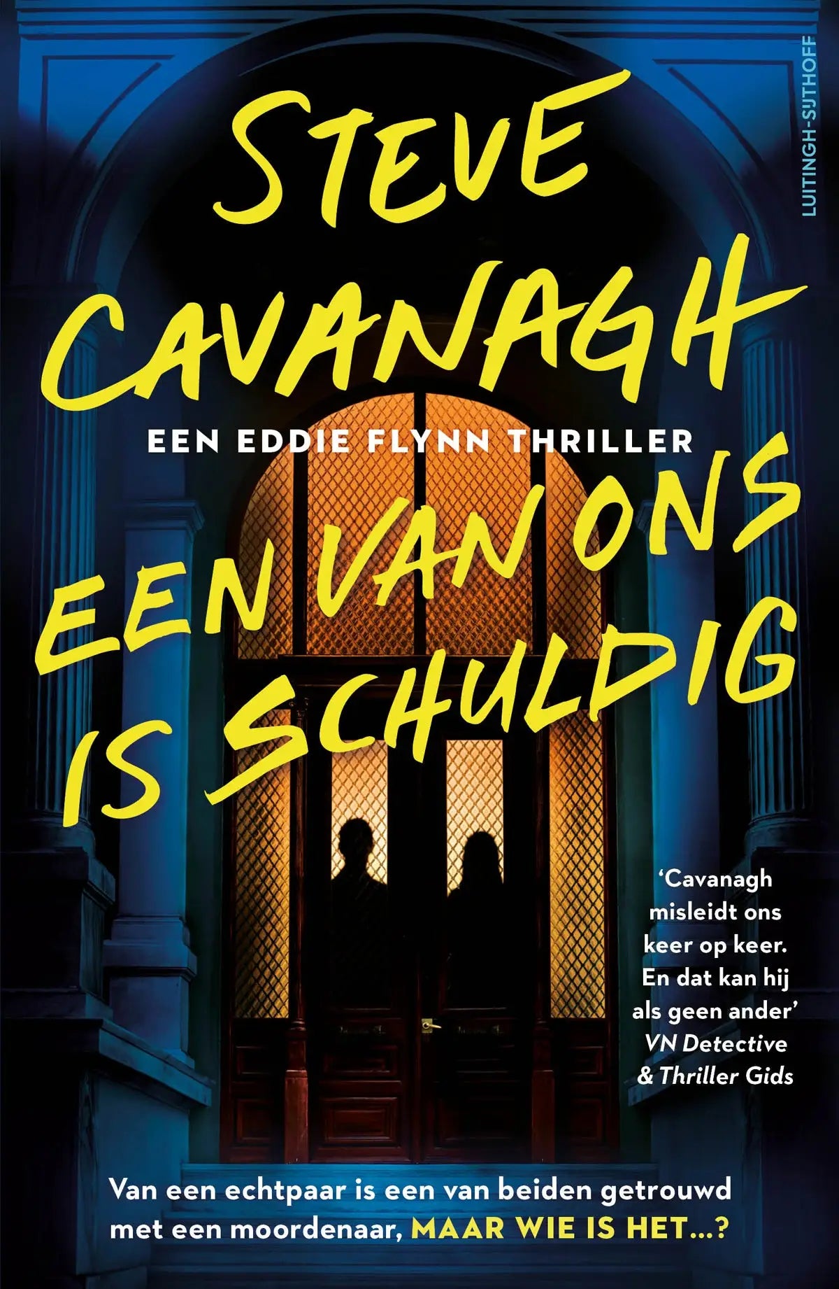 Boek cover van een donkere blauwe kleur met gele handgeschreven tekst en een boogvormige deur met silhouetten een van ons is schuldig steve cavanagh luitingh sijthoff