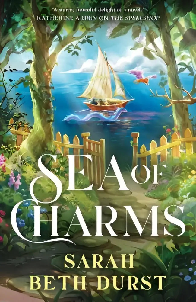 De boekomslag van sea of charms door sarah beth durst toont een speelse illustratie met groene bomen, houten hek en zeilboot
