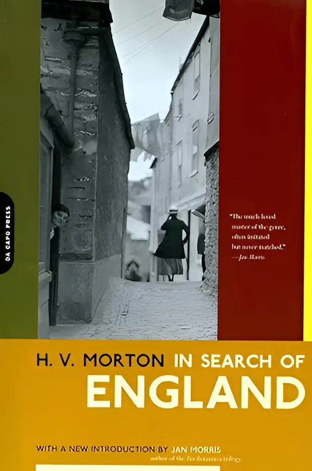 De boekomslag toont een zwart-witfoto van een smal steegje met stenen gebouwen voor In search of England